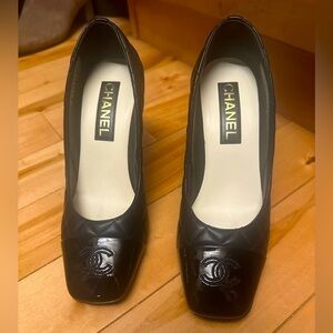 Chanel interlocking CC logo quilted pumps